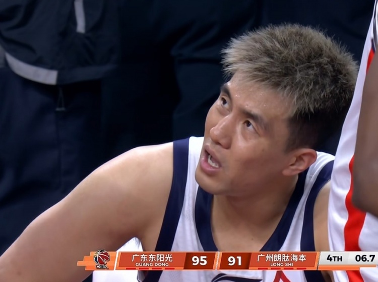 体育赛事数据-拼尽全力！郭艾伦最后时刻不放弃 紧贴抢断徐杰发球！